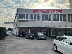 Der Vordere Teil ist vermietet, im hinteren Bereich ist das Geschäft mit den Produktionshallen