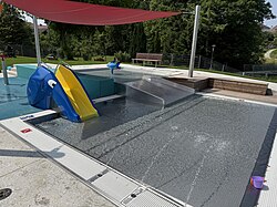 Kinderplanschbecken mit Wasserattraktionen