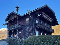 Alte Volksschule errichtet im Jahre 1897.