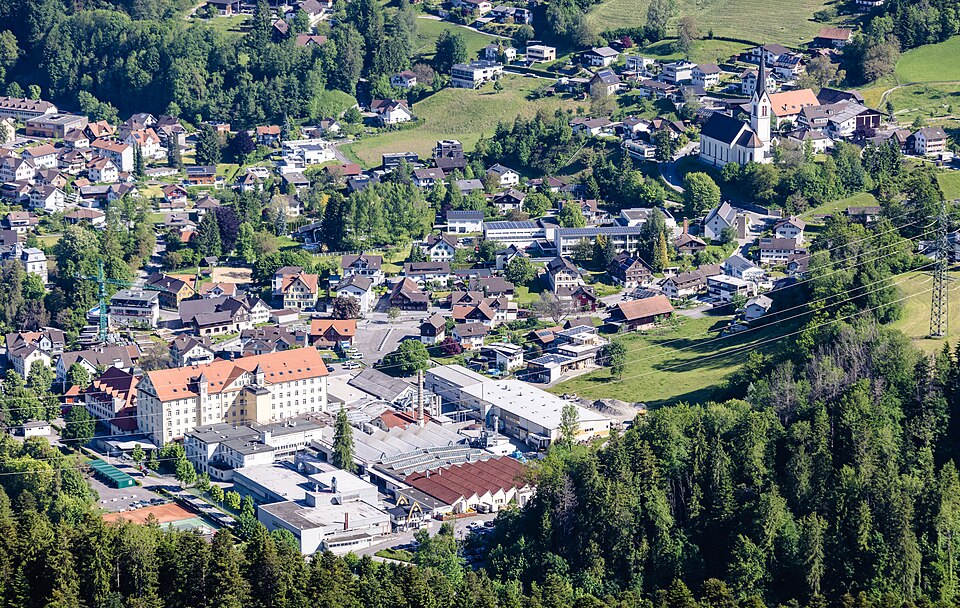 Datei:Kennelbach Dorfzentrum Schrägluftbild.jpg