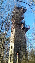 Der 2016 aufgestockte turm von außen.
