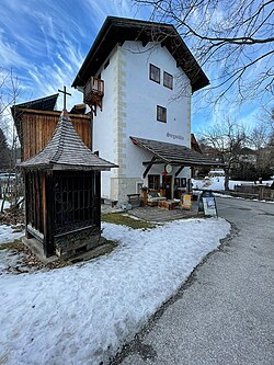 Ansicht von Brücker über Taurach mit Marterl vor der Mühle
