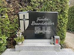 Familiengrab am Friedhof Hollabrunn.