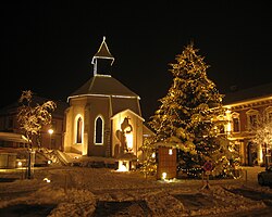 Gloggnitzer Hauptplatz im Advent mit Christbaum.jpg