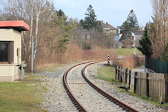 Schrankenhaus im Jahr 2015 an der Stelle des früheren Rodauner Bahnhofs