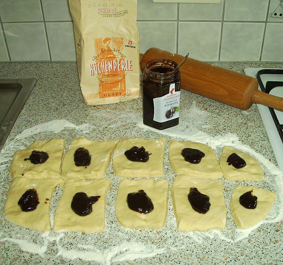 Datei:Dough on floured surface.jpg