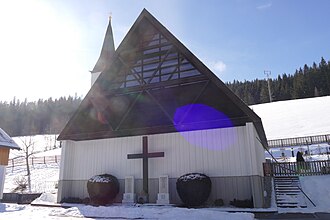 Kirche mit Kriegerdenkmal und rechts der Ortsfriedhof