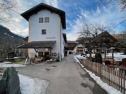 Ansicht von Stegmühlgase kommend, links das Mühlengebäude und rechts das Stegmüllerhaus