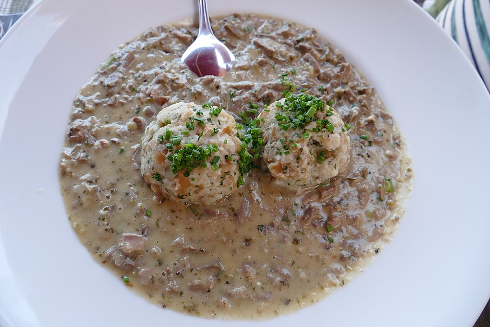 Datei:Kalbsbeuschel mit Semmelknödel.jpg