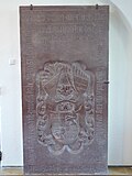 Der Grabstein der Cimburg von Winkl (1448) unter der Orgelempore der Kirche in Aggsbach Markt