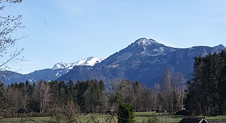 Der Staufen aus dem Ried gesehen. Links im Hintergrund der schneebedeckte Dornbirner First. Links im Vordergrund der Karren und rechts ein Teil des Breitenberg
