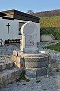 Der Josefsbrunnen, neben der Kirche in Grub