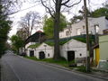 Blick von Stammerdorfer Kellergasse 63 (rechts) hinauf Richtung Senderparkplatz