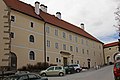 Volksschule Pfarrhof, ehem. Kloster in Schönbach.jpg